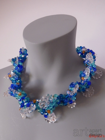 049 necklace short different blue with crystal flowers