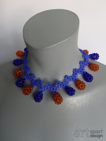 040 necklace short purple zigzag with honey coloured  and blue drops