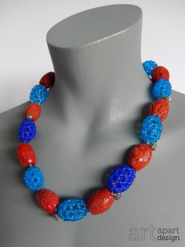 080 necklace red glass beads with blue oval shapes