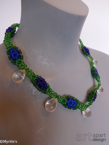 043 halssieraad kort platte groen/blauwe ovalen met kristallen druppels
