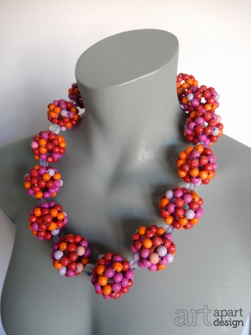 003 necklace short with big balls of wooden beads