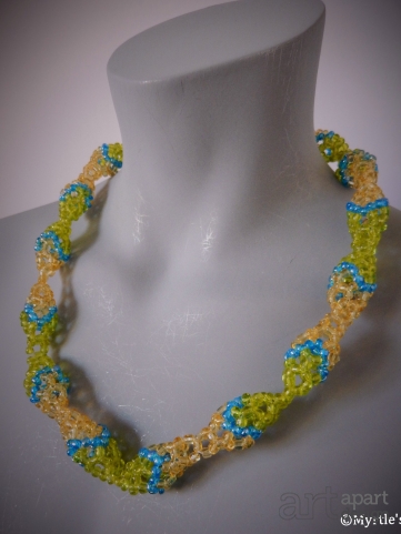 076 necklace light yellow/green with blue zig zag rings 