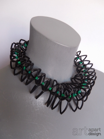 160 necklace short black with green pith