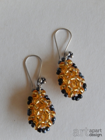 001h earrings yellowgold with a dark ribbon