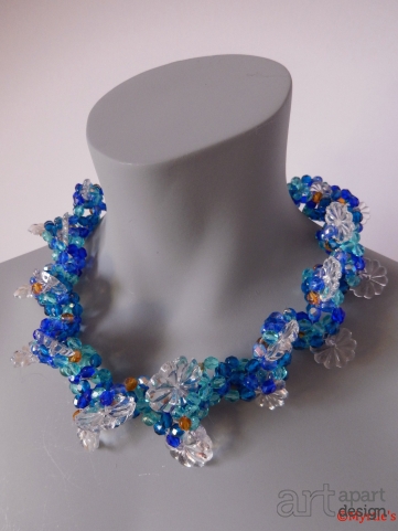 049 halssieraad kort blauw met bloemkristallen