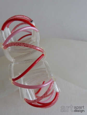 001a-armband kunststof buis rood transparant harmonica