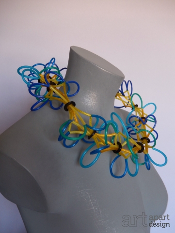 142 gele krans met blauwe bloemen