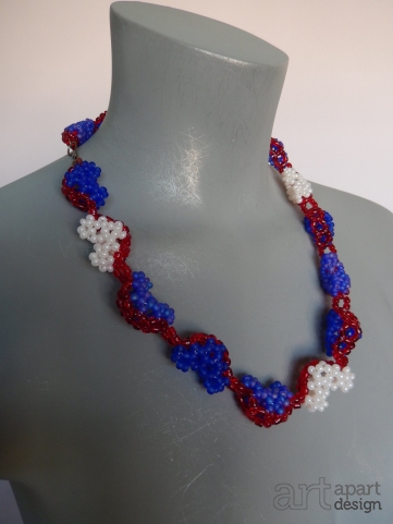 020 halssieraad kort blauw wit met rode meander