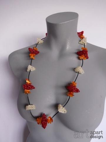 077 necklace with white and red triangles