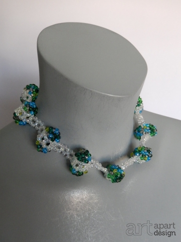 027 choker groen ovale vormen verbonden met transparante kralen