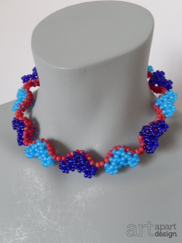078 halssieraad kort donkerblauw en lichtblauw met rode meander
