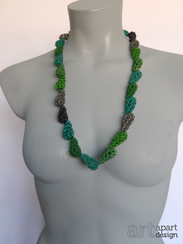 011 halssieraad pegels in diverse kleuren groen