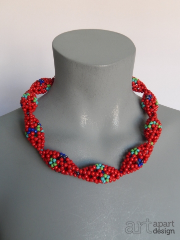 037 halssieraad kort rood folkloristisch