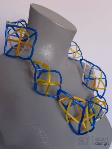 153 halssieraad blauw/gele elementen geschakeld
