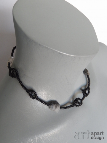 036 halssieraad kort zwart opengewerkt collier met rutielkwarts