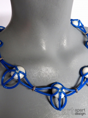 148 Halssieraad kort blauw met wit glas