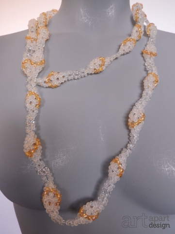 084 necklace long golden rings in white