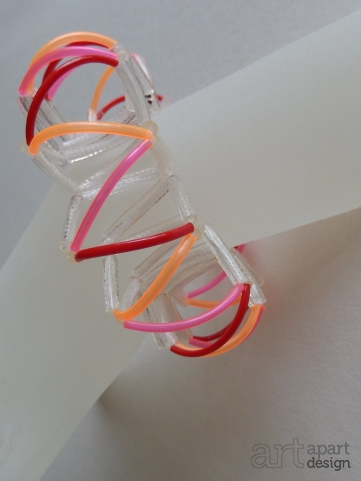 002a-armband kunststof buis rood, transparant wit, oranje en roze en rood