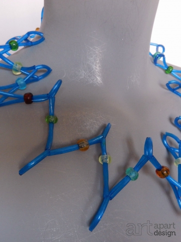 158 halssieraad blauw met transparant gekleurde glaskralen