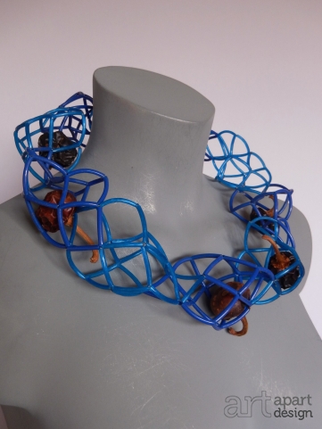 131 halssieraad blauw met pepers