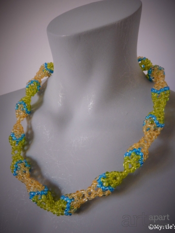 076 halssieraad geel/groen met blauwe zig-zag ringen