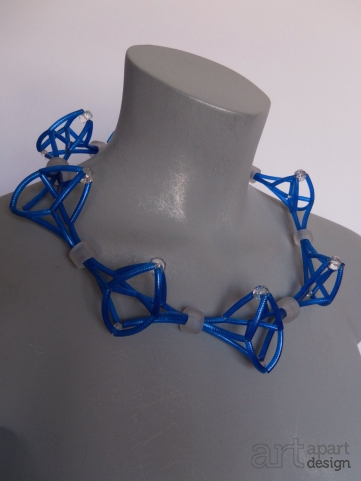 152 halssieraad kort blauw met kristallen en mat glazen kralen