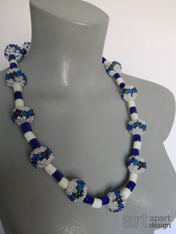 039 halssieraad blauw/wit porceleinkralen met blauw/witte bollen