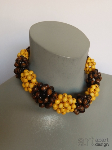 005 choker geel bruin houten kralen
