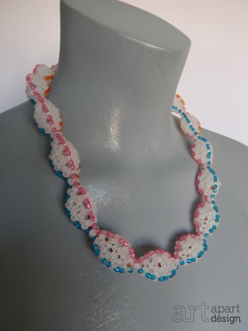 009 halssieraad kort wit met roze,oranje,blauwe ribben