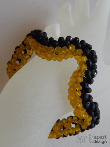 004a armband geel zwart gegolfd