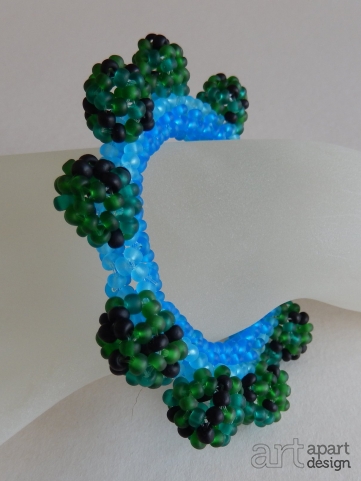 005a blauwe armband met groene bolletjes