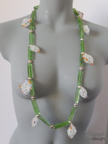 045 halssieraad lang witte kussens met lange groene kralen