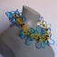 142 gele krans met blauwe bloemen