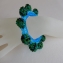 005a blauwe armband met groene bolletjes