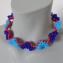 078 halssieraad kort donkerblauw en lichtblauw met rode meander