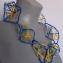 153 halssieraad blauw/gele elementen geschakeld