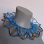 159 blauwe kraag met gele accenten