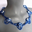 148 Halssieraad kort blauw met wit glas