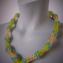 076 halssieraad geel/groen met blauwe zig-zag ringen