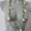045 halssieraad lang witte kussens met lange groene kralen