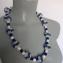 039 halssieraad blauw/wit porceleinkralen met blauw/witte bollen