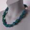 060 halssieraad pegels in groenblauwe tinten met glinsterend rood accent